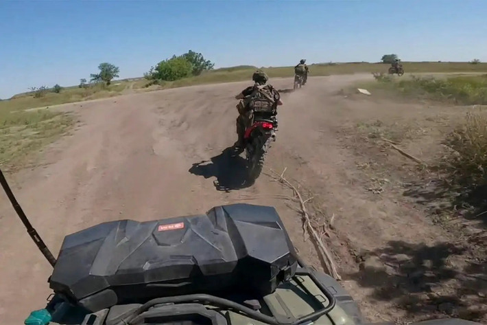 Như các chuyên gia phân tích, hiện tại không có tiền tuyến chắc chắn nào tại “mấu lồi” Dobropolsky; khi cả hai bên đều đang hoạt động theo nhóm nhỏ và tích cực sử dụng UAV FPV và pháo binh. Trong khi đó, quân Nga đang tập hợp lực lượng để tiếp tục đột phá lên phía bắc Pokrovsk.