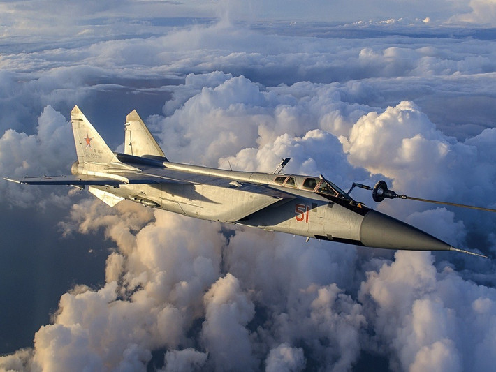 Với lợi thế về tốc độ, máy bay chiến đấu MiG-31 có thể thực hiện các cuộc không kích tốc độ cao vào lực lượng không quân NATO. Chỉ cần máy bay cảnh báo sớm và radar phòng không của Nga có thể phát hiện đường bay của máy bay chiến đấu NATO trước, máy bay chiến đấu MiG-31 có thể nhanh chóng tiếp cận chiến trường và chiếm giữ độ cao thuận lợi.