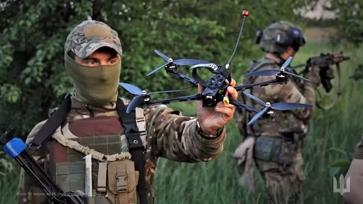 Để tránh thiệt hại nghiêm trọng, lực lượng hậu cần và hỗ trợ của Ukraine đã được di chuyển đến vị trí cách xa đường tiếp xúc từ 40 đến 50 km. Điều này khiến việc tiếp tế trở nên khó khăn hơn đối với các chỉ huy hậu cần, nhưng việc này là cần thiết, nhằm tránh tổn thất.