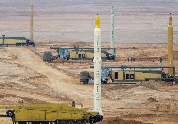 Thế mạnh đầu tiên của Iran chính là kho vũ khí tên lửa. Dù các tàu chiến của Mỹ có hiệu quả đến đâu trong vai trò hệ thống phòng không, chúng vẫn có thể bị quá tải trong một cuộc tấn công tên lửa “bão hòa”, hoặc bị áp dụng các biện pháp khác để cản trở việc khai hỏa hệ thống phòng thủ tên lửa.