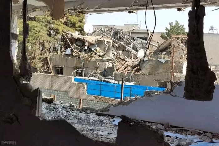 Còi báo động không kích, giờ đây trở thành chuyện thường xuyên trên khắp đất nước Israel, sinh kế của người dân bị xáo trộn, và nền kinh tế đang lâm vào trì trệ. Cuộc phản công này, đã khiến Israel nếm trải vị đắng, do chính họ là bên gây ra trước.