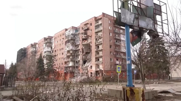 Câu hỏi đặt ra là tại sao Kiev lại quyết tâm giữ Pokrovsk như vậy, mặc dù nơi đây đã bị Nga biến thành “một cái bẫy” để bào mòn quân số, cũng như các nguồn lực vốn đã hạn hẹp của Kiev? Theo các nhà phân tích độc lập, đối với Tổng thống Zelensky, việc giữ được Pokrovsk mang ý nghĩa to lớn hơn nhiều với việc RFAF chiếm được nó.