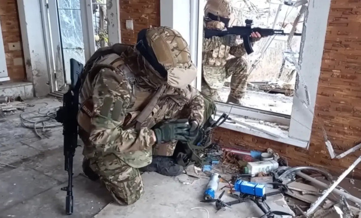 Kênh Readovka cho biết, quân Nga đang tích cực hoạt động trong khu vực đô thị Pokrovsk và UAV FPV của RFAF, đang biến công tác bảo đảm hậu cần cho Quân đội Ukraine (AFU) ở Pokrovsk thành một cơn ác mộng thực sự. Bất kỳ hoạt động tiếp tế nào, cũng ngay lập tức bị tấn công.