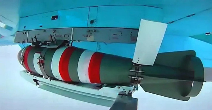 Trong thời gian qua, máy bay tiêm kích-ném bom Su-34, dưới sự chỉ điểm của UAV trinh sát, đã thả một lượng lớn bom dẫn đường có điều khiển UMPK vào các vị trí phòng thủ kiên cố của AFU ở Pokrovsk. Trung bình, ít nhất 1.000 quả bom UMPK được thả mỗi tuần vào các vị trí của Ukraine trên khu vực mặt trận này.