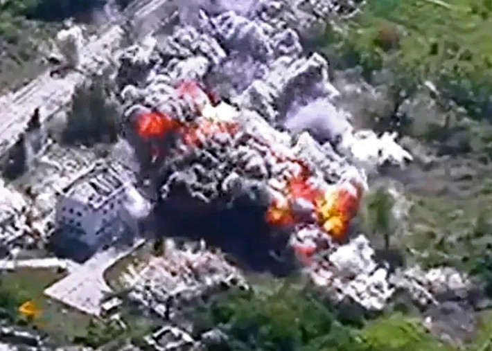 Câu trả lời thực ra khá đơn giản: khi tình hình chiến trường thay đổi, ba chức năng cốt lõi của Pokrovsk từ lâu đã bị RFAF phá vỡ. Việc vội vã chiếm lấy nó lúc này, không phải là vấn đề quan trọng nhất đối với Moskva; thực tế, việc RFAF có chiếm được Pokrovsk hay không, còn kém quan trọng hơn nhiều so với việc quân đội Ukraine (AFU) có thể giữ được nó hay không.