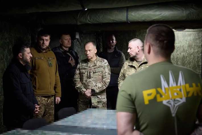 Tờ báo Pravda của Ukraina đã đăng một bài viết chỉ ra những vấn đề mà Pokrovsk hiện đang phải đối mặt: Thứ nhất, Bộ Tổng tham mưu AFU đã phản ứng quá chậm trước sự leo thang của tình hình ở Pokrovsk và không triển khai thêm quân và nguồn lực kịp thời;