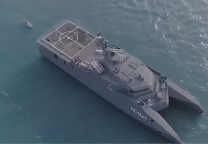 Đồng thời, Lực lượng Vệ binh Cách mạng Hồi giáo (IRGC) cũng sở hữu hạm đội riêng. Bao gồm hàng chục cao tốc nhỏ, một số được trang bị tên lửa dẫn đường và có thể thả thủy lôi; ba tàu lớn được cải tạo từ tàu buôn để chở trực thăng và phóng UAV, và năm tàu ​​hộ vệ tên lửa có thiết kế kỳ lạ, gồm bốn chiếc thuộc lớp Shahid Soleimani và một chiếc thuộc lớp Shahid Nazeri.