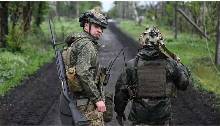 Hơn 40 nhóm nhỏ, mỗi nhóm từ 2-4 người, được tung vào thành phố, cải trang thành người dân địa phương, và xâm nhập thành phố theo từng đợt, một quá trình được gọi là "xâm nhập từng đợt". Ngay khi đợt trước xâm nhập thành công, đợt tiếp theo sẽ tiếp tục tiến vào. Giờ đây, lực lượng này đã đến khu vực trung tâm phía bắc nhà ga, gài mìn ngay giữa trung tâm thành phố.