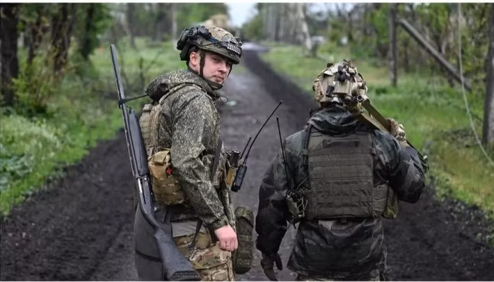 Hơn 40 nhóm nhỏ, mỗi nhóm từ 2-4 người, được tung vào thành phố, cải trang thành người dân địa phương, và xâm nhập thành phố theo từng đợt, một quá trình được gọi là "xâm nhập từng đợt". Ngay khi đợt trước xâm nhập thành công, đợt tiếp theo sẽ tiếp tục tiến vào. Giờ đây, lực lượng này đã đến khu vực trung tâm phía bắc nhà ga, gài mìn ngay giữa trung tâm thành phố.