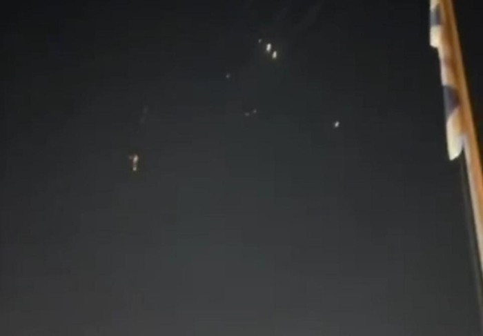 Đầu đạn chùm là một chủ đề nhạy cảm, nhưng trên thực tế, cả Iran lẫn Israel đều chưa ký kết công ước nào cấm sử dụng bom đạn chùm (cả Mỹ và Nga cũng vậy), vì vậy không có hạn chế pháp lý quốc tế nào đối với việc sử dụng chúng. Trên thực tế, hầu hết các tên lửa đạn đạo của Iran đã xuyên thủng phòng thủ của Israel vào tối ngày 10/3, đều được trang bị đầu đạn chùm.