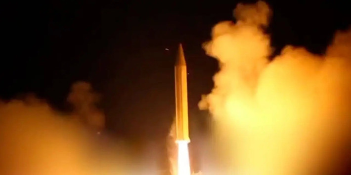 Trang Topwar của Nga đưa tin, một số chi tiết đang được hé lộ về việc Iran sử dụng các tên lửa “siêu nặng” mới nhất của mình vào tối nay. Loại vũ khí được đề cập là Khorramshahr-4. Iran được cho là đã sử dụng đồng thời hai tên lửa đạn đạo này, để phóng vào các mục tiêu ở Israel.