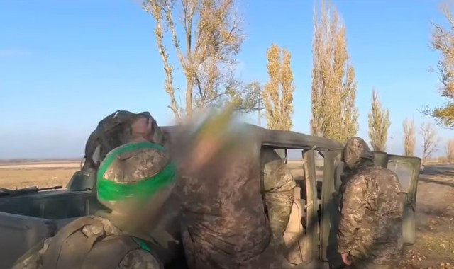 Khi cánh trái và cánh phải liên tiếp chịu thất bại, quân tiếp viện từ Trung đoàn xung kích 225 mới triển khai của AFU và một lữ đoàn cơ giới khác đã đến tăng viện. Bản thân chỉ huy AFU ở đây cũng thừa nhận rằng, trong tình trạng hỗn loạn sau đó, đã xảy ra các vụ “nổ súng nhầm”, khiến một số binh sĩ của Lữ đoàn 102 thiệt mạng và một số sĩ quan và binh lính đã bị RFAF bắt giữ làm tù binh.