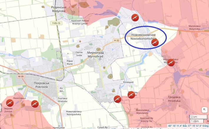 Về các khu vực khác của Pokrovsk, tình hình vẫn không có nhiều thay đổi. Tại Udachne trên mặt trận phía tây, chỉ có khu công nghiệp ở vùng ngoại ô phía bắc là chưa bị quân Nga chiếm đóng. Làng Novoekonomichne ở mặt trận phía đông thậm chí còn hỗn loạn hơn;