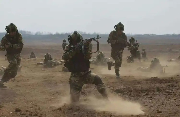 Thứ ba: Các lực lượng phòng không chống UAV đặc biệt, nên được tổ chức để tập trung hỏa lực, nhằm tiêu UAV của đối phương khi chúng bị phát hiện. Thứ tư: Khi phát hiện UAV trinh sát của địch, hỏa lực pháo binh sẽ tấn công ngay; khi đó cần nhanh chóng ẩn nấp trong tầng hầm hoặc khu vực kiên cố khác để giảm thiểu thương vong.