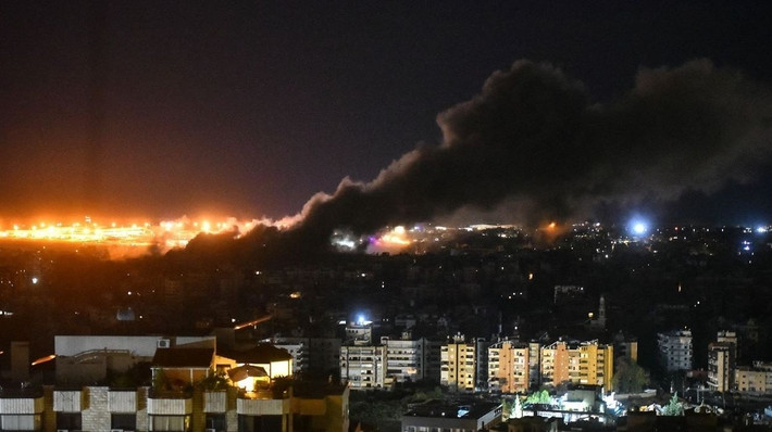 Từng là một quốc gia bất khả chiến bại, Israel giờ đây đang mắc kẹt trong vòng xoáy luẩn quẩn và yếu hơn sau mỗi cuộc chiến. Cơ sở hạ tầng của đất nước liên tục bị tấn công, các căn cứ không quân và trung tâm chỉ huy bị tê liệt. Nếu cuộc chiến này tiếp tục kéo dài, sẽ làm suy yếu sức mạnh quốc gia của Israel. https://finance.sina.cn/2026-03-18/detail-inhrmyei9061142.d.html