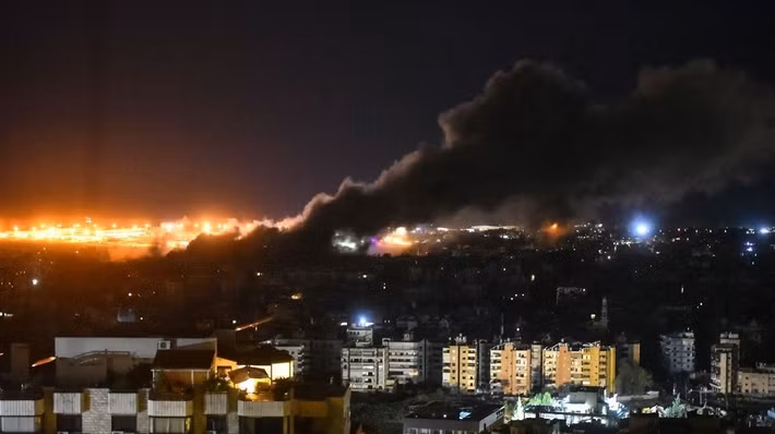 Từng là một quốc gia bất khả chiến bại, Israel giờ đây đang mắc kẹt trong vòng xoáy luẩn quẩn và yếu hơn sau mỗi cuộc chiến. Cơ sở hạ tầng của đất nước liên tục bị tấn công, các căn cứ không quân và trung tâm chỉ huy bị tê liệt. Nếu cuộc chiến này tiếp tục kéo dài, sẽ làm suy yếu sức mạnh quốc gia của Israel. https://finance.sina.cn/2026-03-18/detail-inhrmyei9061142.d.html