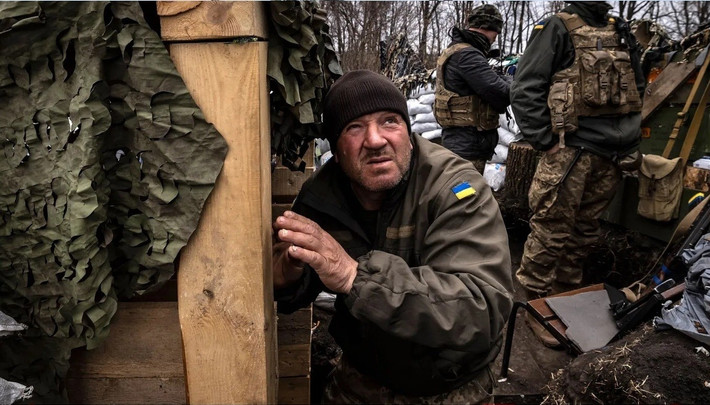 Kênh Deep State của Ukraine cho biết, tướng Syrsky đã trở lại khu vực Pokrovsk một ngày trước đó, nơi ông đã tổ chức một cuộc họp khác với các tư lệnh quân đoàn và lữ đoàn chiến đấu ở mặt trận này; nhưng không có tuyên bố nào về việc "mở khóa" Pokrovsk và Myrnohrad. Rõ ràng, động lực tấn công của quân Ukraine đã cạn kiệt.