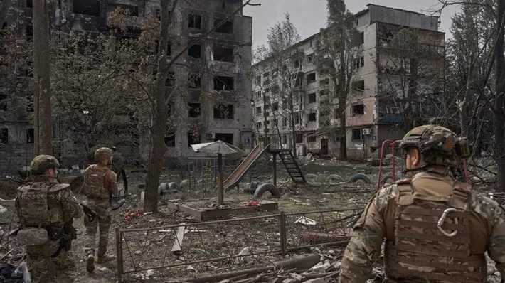 Nhưng giờ đây, RFAF mặc dù đã tăng cường lực lượng, đang bao vây thành phố mà không hề tấn công, còn quân đội Ukraine thì chiến đấu như thú bị mắc bẫy. Hai bên lâm vào thế bế tắc, người dân trong thành phố Pokrovsk lâm vào cảnh khốn cùng, hoảng loạn, lương thực khan hiếm.