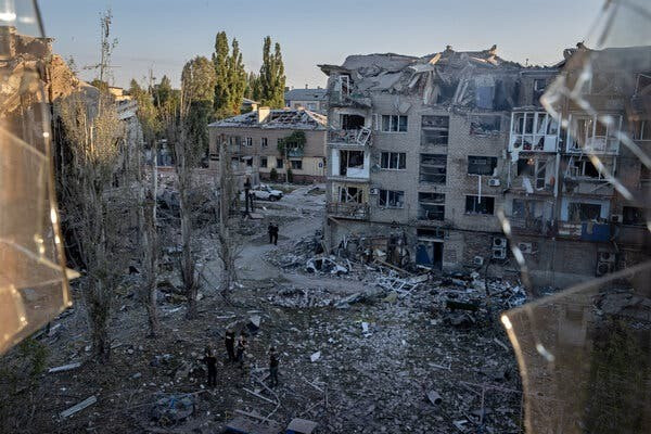 Giữa cuộc xung đột dai dẳng giữa Nga và Ukraine, mặt trận miền Đông Ukraine luôn là khu vực trọng điểm bị pháo binh và chiến tranh tàn phá liên tục. Pokrovsk, thành phố chiến lược ở Donbass, đã trở thành "cối xay thịt" nổi bật nhất trong cuộc chiến tàn khốc này, nơi một trận chiến kéo dài hơn 400 ngày và số phận thành phố đang đếm ngược.