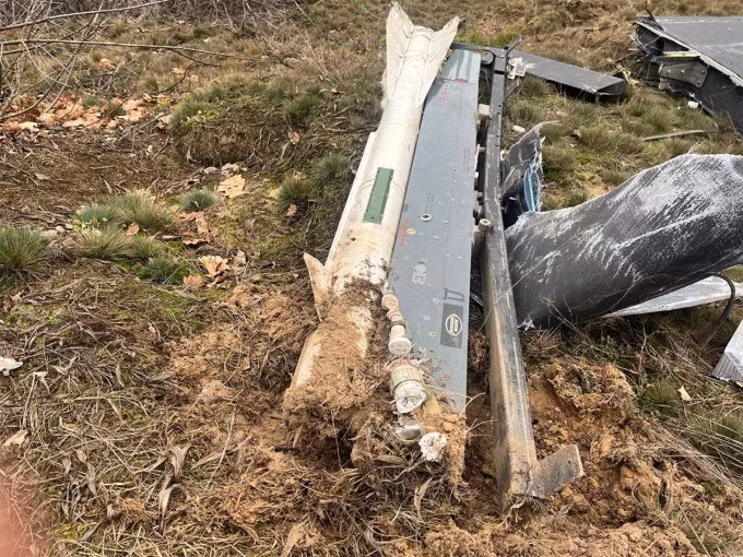 Các tên lửa R-60 được thiết kế chuyên dụng cho mục đích phòng không, nhưng có thể gắn trên UAV Gerans. Tình báo Ukraine hiện đã xác định được Nga đã thử nghiệm UAV Gerans mang tên lửa R-60 và tin rằng mục tiêu chính của chúng không chỉ là trực thăng của Không quân Ukraine, mà còn cả máy bay chiến đấu F-16 và Mirage.