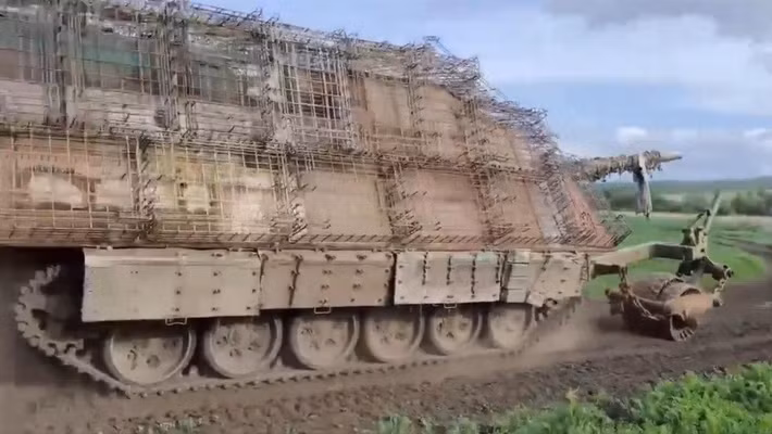 Các chiến thuật mới được sử dụng trên chiến trường Ukraine, bao gồm hoạt động phối hợp của xe tăng được hỗ trợ bởi UAV. Một xe tăng thực hiện yểm trợ từ vị trí điều khiển từ xa, trong khi những chiếc còn lại nhanh chóng cơ động đến mục tiêu tấn công.