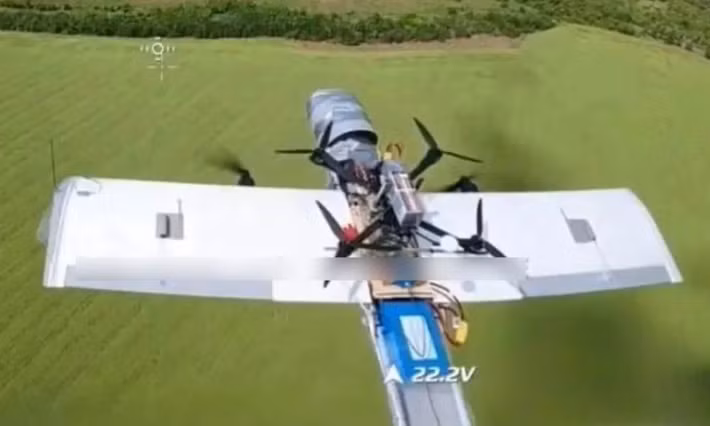 Một quân nhân Ukraine khác, cho biết RFAF cũng đã bắt đầu sử dụng UAV Molniya để đưa UAV FPV đến các khu vực hậu phương. Một đặc điểm quan trọng của chiến thuật này là sử dụng thẻ SIM điện thoại để điều khiển từ xa: Molniya bay mà không cần kênh liên lạc chủ động, định vị bằng la bàn, nên giảm khả năng bị phát hiện.