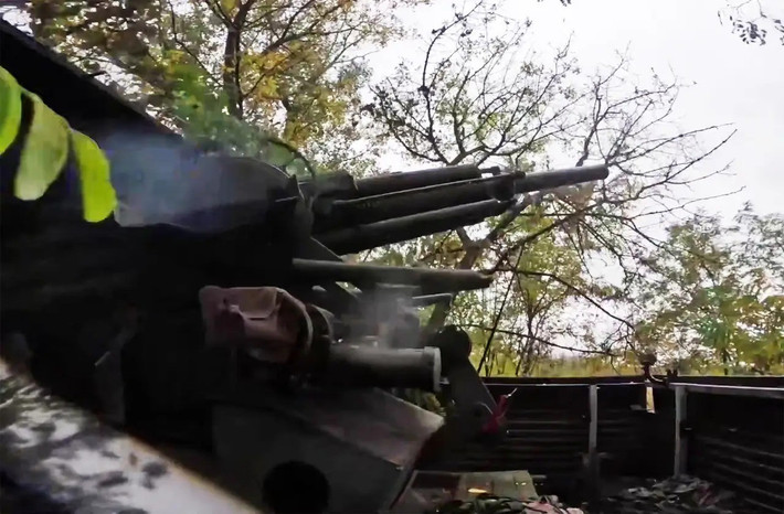 Trang Military Review của Nga đưa tin, trên hướng mặt trận Kupyansk, quân đội Nga (RFAF) đang tích cực tấn công các phương tiện và binh lính Ukraine dọc theo các tuyến đường còn lại. Các cuộc tấn công đã diễn ra liên tục trên đường cao tốc Kupyansk-Senkovo gần ga Osinovo. Hiện quân đội Ukraine (AFU) đang sử dụng đoạn đường này, để tiếp tế cho lực lượng đồn trú còn lại ở bờ trái sông Oskol.