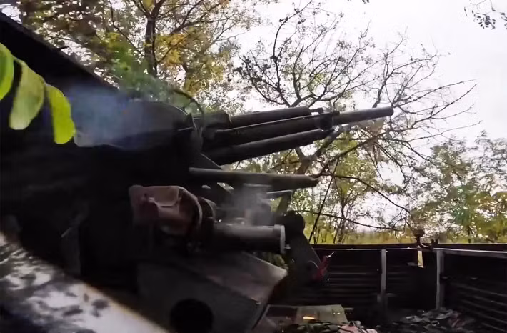 Trang Military Review của Nga đưa tin, trên hướng mặt trận Kupyansk, quân đội Nga (RFAF) đang tích cực tấn công các phương tiện và binh lính Ukraine dọc theo các tuyến đường còn lại. Các cuộc tấn công đã diễn ra liên tục trên đường cao tốc Kupyansk-Senkovo ​​​​gần ga Osinovo. Hiện quân đội Ukraine (AFU) đang sử dụng đoạn đường này, để tiếp tế cho lực lượng đồn trú còn lại ở bờ trái sông Oskol.