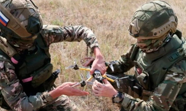 Quân Ukraine đang cố gắng ngăn chặn bước tiến của các nhóm tấn công Nga, nhưng cho đến nay chỉ có thể làm chậm bước tiến của họ. Tình hình Pokrovsk đang rất nguy cấp đối với AFU, Tổng thống Zelenskyy gần đây đã đe dọa sẽ sa thải Tổng Tư lệnh AFU, tướng Syrsky, nếu ông này để mất Pokrovsk.