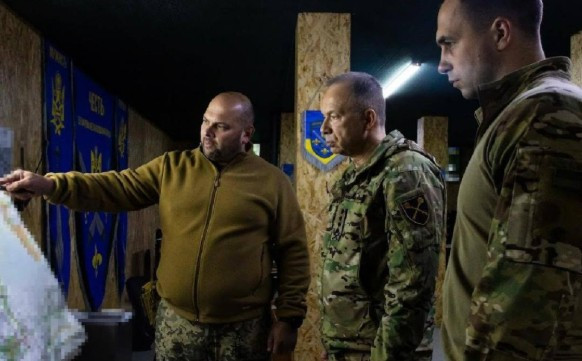 Chuyên gia Merkuris không chắc chắn 100% về tính xác thực của thông tin này. Tuy nhiên, nếu sự việc như vậy xảy ra, đây sẽ là lần đầu tiên tướng Syrskyi “bất tuân thượng lệnh” của Tổng thống Zelensky. Điều này cũng cho thấy tình hình nguy cấp của quân đội Ukraine trên tiền tuyến.