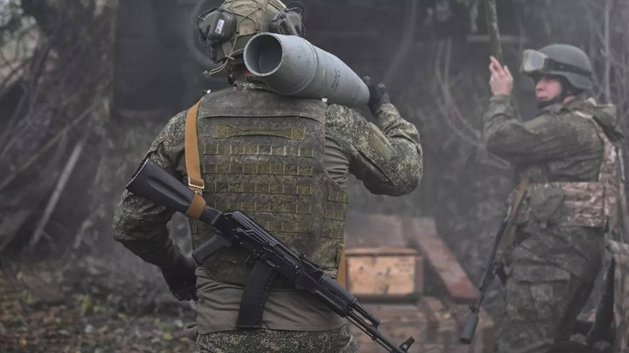 Kênh Military Summary cho biết, hai tuyến phòng thủ then chốt ở phía bắc Pokrovsk của Ukraine đã thất thủ, và quân phòng thủ Ukraine có nguy cơ bị chia cắt làm hai, không thể hỗ trợ lẫn nhau. Toàn bộ khu vực bị mắc kẹt rộng 60 km vuông, và quân Nga đang pháo kích, dần dần thu hẹp không gian. Mối đe dọa nhất là các tuyến đường tiếp tế đã bị cắt đứt.