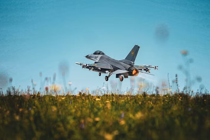 Sự táo bạo của F-16 Ukraine khi xâm nhập không phận Pokrovsk là điều đáng chú ý. Theo kênh Telegram của Nga, một máy bay chiến đấu F-16 đã cất cánh từ sân bay Vasilykovo ở miền trung Ukraine và thả một quả bom dẫn đường chính xác JDAM do Mỹ sản xuất, xuống điểm tập kết quân của Nga tại làng Novogrodovka, chặn đường tiến quân của Nga.