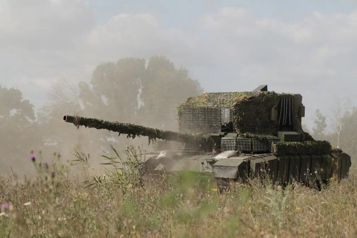 Tuy nhiên quân Nga sau khi đánh quỵ lực lượng dự bị do tướng Syrsky triển khai, họ còn tiến xa hơn. Hơn nữa, Pokrovsky cũng có nguy cơ bị thất thủ, vì quân Nga đang hoạt động rất tích cực trong thành phố. Vì vậy, Tổng thống Zelensky đã bóng gió cách chức tướng Syrsky, mặc dù nhiều chuyên gia nghi ngờ điều này. (nguồn ảnh Topwar, Kyiv Post, TASS, Liveuamap).