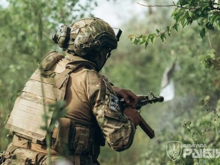 Đáp lại, quân Ukraine ở làng Gryshyne đang kháng cự quyết liệt, tích cực mở các cuộc phản công, nhưng không hiệu quả. Giao tranh diễn ra ở từng ngôi nhà, quân Ukraine cố gắng bám trụ, nhưng quân Nga dưới sự yểm trợ liên tục của hỏa lực pháo binh, UAV FPV và cả bom FAB UMPK, quyết tâm đẩy lùi.