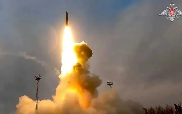 Quân đội Nga đã phối hợp tiến hành các cuộc không kích quy mô lớn, và vài giờ trước khi phóng tên lửa Oreshnik, Tổng thống Ukraine Zelensky cũng tuyên bố rằng, "một cuộc tấn công quy mô lớn rất có thể xảy ra".