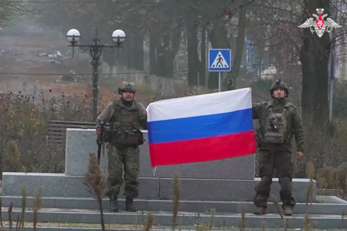 Kênh Zlatti71 đưa tin, tướng Syrsky tuyên bố: "Ở phía tây nam Pokrovsk, chúng tôi đang kiểm soát và giữ vững 13km2 diện tích trực tiếp trong thành phố. Và diện tích này đang mở rộng hàng ngày. Về việc một số phương tiện truyền thông Đức đăng tải thông tin rằng quân Nga đã chiếm được Pokrovsk, tôi một lần nữa có thể khẳng định với sự tự tin tuyệt đối rằng, thông tin này là sai sự thật".
