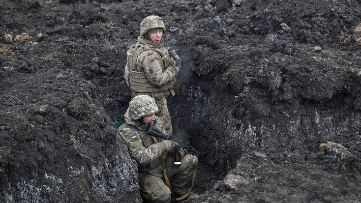 Sự việc này nhắc nhở chúng ta rằng, chiến thắng trong chiến tranh không bao giờ chỉ được quyết định bởi sự vượt trội về vũ khí trang bị, mà còn bởi sự gắn kết của binh lính, hỗ trợ hậu cần và quản lý khoa học; đặc biệt là tinh thần của người lính trực tiếp cầm súng trên chiến trường. (nguồn ảnh Topwar, Ukrinform, Kyiv Post).