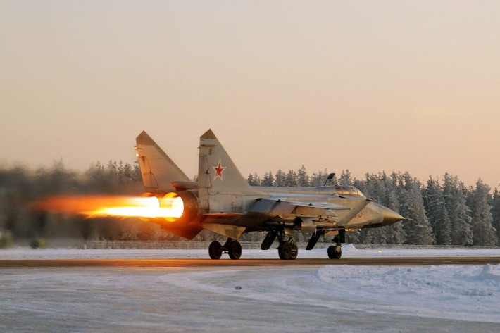 Kích thước lớn, việc bảo trì phức tạp và chi phí sử dụng lớn của MiG-31 không phải là vấn đề lớn đối với Không quân Vũ trụ Nga. Lực lượng Không quân Vũ trụ Nga có đội ngũ nhân viên kỹ thuật mặt đất hùng hậu, và quân đội Nga không kỳ vọng MiG-31 sẽ thực hiện các nhiệm vụ tấn công mặt đất hay ném bom hầm trú ẩn.