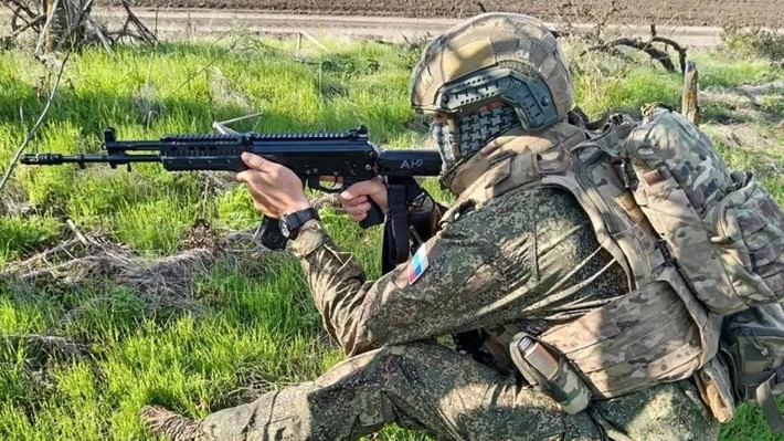 Theo kênh MD và ZOV Military, Cụm quân phía Nam RFAF được cho là đã tiến hành đột kích luồn sâu, xâm nhập đến khu vực trung tâm Seversk. Kênh Petrenko của Ukraine cũng xác nhận: "Tối 18/11, các nguồn tin Nga công bố đoạn phim về một cuộc phục kích và tấn công của RFAF tại 2 địa điểm ở phía nam Seversk.