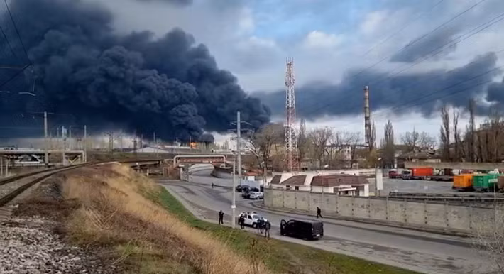 Thậm chí một lực lượng tấn công nhanh, thuộc Lữ đoàn bộ binh cơ giới số 60 của Cụm Vostok RFAF, đã thực hiện một cuộc đột kích chiến thuật hoàn hảo vào một sở chỉ huy cấp tiểu đoàn của AFU ở Huliaipole. Chỉ trong vòng 20 phút, UAV FPV đã hoàn thành chế áp hỏa lực của quân phòng thủ Ukraine, bộc phá mở cửa và các tài liệu mật đã bị thu giữ – tất cả chỉ trong một hành động nhanh chóng và quyết đoán.