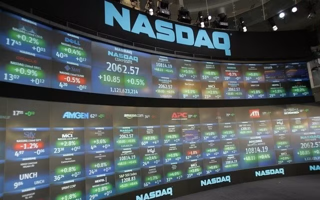 Một chi tiết đáng chú ý khác là sau khi lệnh phong tỏa được ban hành, chỉ số trên sàn chứng khoán Nasdaq, đã có chuỗi tăng điểm hiếm hoi kéo dài chín ngày; trong khi giá dầu quốc tế, mặc dù tăng, chỉ chạm mức 100 USD một thùng, trước khi nhanh chóng giảm trở lại.