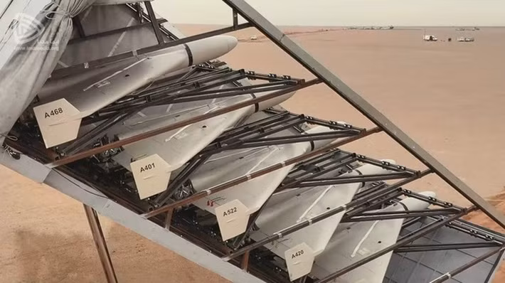 Theo các nguồn tin của CNN, trong các thông điệp gửi cho Bộ trưởng Quốc phòng Mỹ, ông Pete Hegseth, tướng Kane nói rằng UAV tự sát Shahed của Iran "đang gây ra nhiều vấn đề hơn dự kiến". Vấn đề chính là sự quá tải của các hệ thống phòng không tại các căn cứ của Mỹ ở Trung Đông, cũng như các cuộc tấn công vào các cơ sở năng lượng, bao gồm cả các tàu chở dầu.