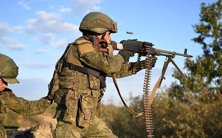 Tuy nhiên, phía Ukraine dường như đã phớt lờ tối hậu thư của Moskva, yêu cầu AFU phải rút hoàn toàn khỏi các khu đô thị Pokrovsk và Myrnohrad trước thứ Hai, ngày 27/10. Trong khi đó, tình hình tại khu vực Pokrovsk vẫn là một trong những khu vực căng thẳng nhất trên toàn chiến trường Ukraine.
