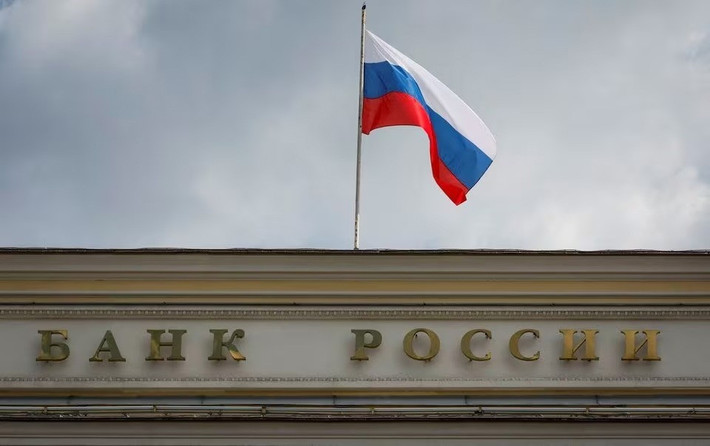 Khó khăn nhất về việc nhượng lại lãnh thổ và bồi thường chiến phí. Các lệnh trừng phạt của phương Tây đối với Nga có thể được dỡ bỏ, nhưng chỉ thông qua đàm phán theo từng giai đoạn. Điều này có nghĩa là đàm phán từng lệnh trừng phạt một, có thể mất một năm rưỡi để giải quyết. Ai biết khi nào hàng ngàn lệnh trừng phạt sẽ được gỡ bỏ? Thực tế, các lệnh trừng phạt sẽ tiếp tục!