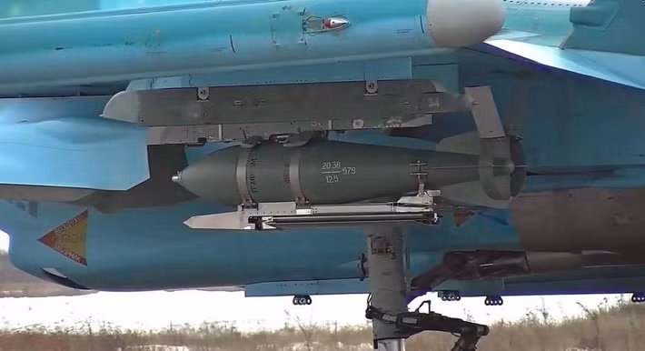 Với việc Su-34 trải qua kinh nghiệm thực chiến, trên một chiến trường khốc liệt như Nga-Ukraine, khách hàng quốc tế đã chú ý tới loại chiến đấu cơ này và sự phát triển trong tương lai của loại máy bay chiến đấu này rất đáng được chú ý. (nguồn ảnh Sputnik, RT, Ukrinform).