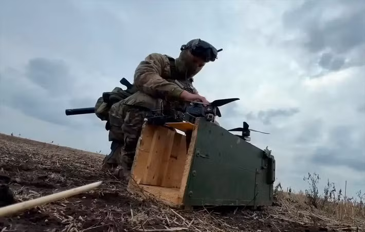 Các thông tin của Ukraine, cho thấy các quân Ukraine, hiện đang gặp phải những vấn đề nghiêm trọng không chỉ bên trong Kostiantynivka, mà còn dọc theo các tuyến đường tiếp tế dẫn vào thành phố, khi RFAF kiểm soát chặt chẽ bằng hỏa lực với các tuyến đường tiếp vận.