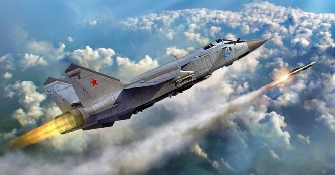 Khi được dẫn đường từ mặt đất, phi công vũ khí của MiG-31 có thể nhanh chóng phóng tên lửa không đối không tầm xa R-37M tấn công trước, rồi nhanh chóng rút lui khỏi chiến trường, rút ngắn đáng kể thời gian phản ứng của máy bay chiến đấu tàng hình F-35.