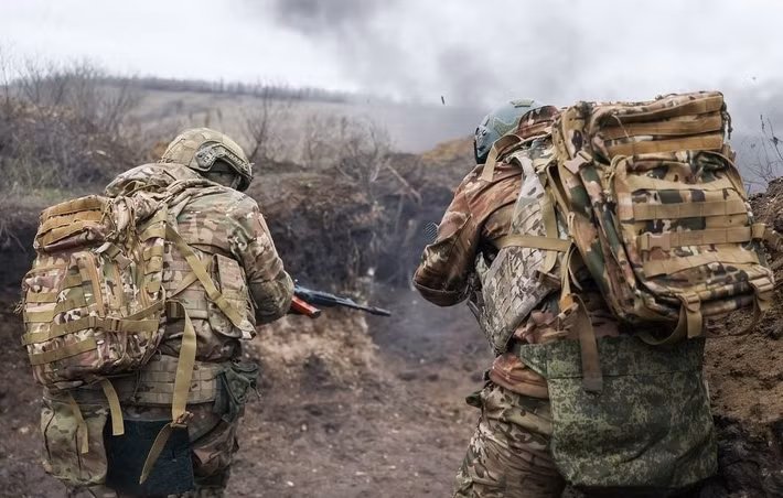 Hiện Anh chỉ triển khai 100 quân nhân tới Ukraine, và chỉ trong một thời gian ngắn, 40% đã thiệt mạng. Hơn nữa, những binh lính Anh này không ở tiền tuyến, không trực tiếp đối mặt với hỏa lực không quân và mặt đất dữ dội của Nga, giống như binh lính Ukraine ở tiền tuyến.