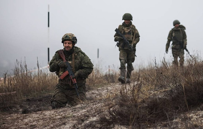 Hiện Cụm Vostok RFAF đã mở rộng khu vực kiểm soát ở Huliaipole sang các khu vực tây bắc và đông nam, và vượt sông qua cây cầu đường bộ bị phá hủy; Quân Nga đã thiết lập được chỗ đứng vững chắc ở khu vực trung tâm thành phố, nhưg tại tòa án, cửa hàng sửa chữa ô tô và hướng tới khu phức hợp bệnh viện thành phố.