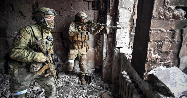 Hiện từ đầu cầu Leontovychi, RFAF đưa quân vào bên trong thành phố, các đơn vị biệt kích nhỏ của Nga đang nhắm mục tiêu vào ban đêm để xâm nhập, với giao tranh ngày càng ác liệt khi màn đêm buông xuống, một ví dụ điển hình của "chiến thuật cú đêm".